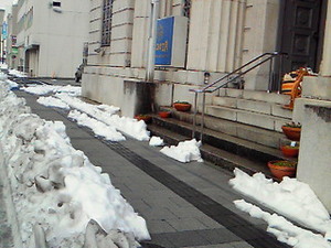 カラコロ工房玄関前の雪.jpg