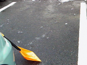 カラコロ駐車場雪かき後.jpg